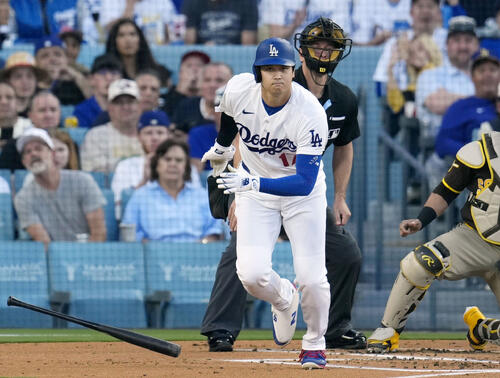 パドレス戦の1回、右前打を放ったドジャース・大谷=ロサンゼルス(共同)