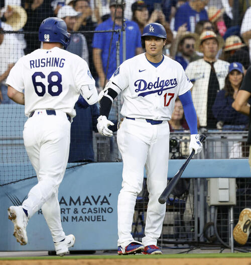 パドレス戦の2回、2ランを放ったラッシング(68)を迎えるドジャース・大谷=ロサンゼルス(共同)