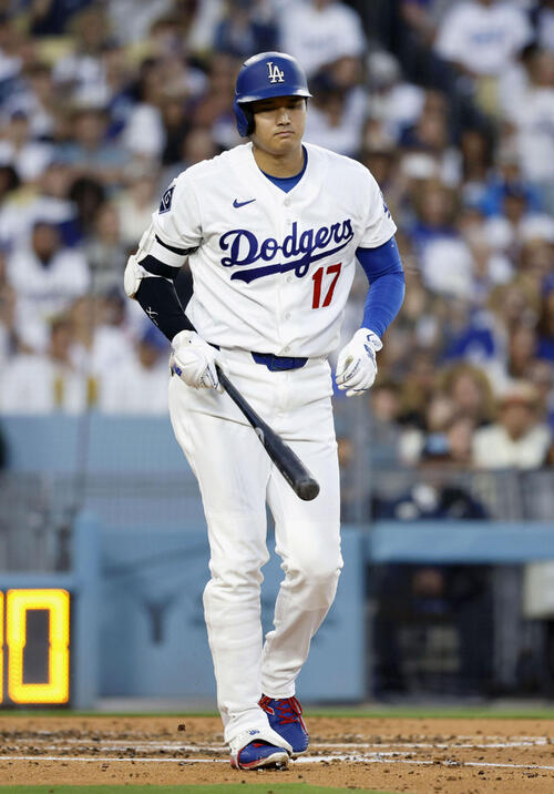 パドレス戦の2回、四球を選ぶドジャース・大谷=ロサンゼルス(共同)