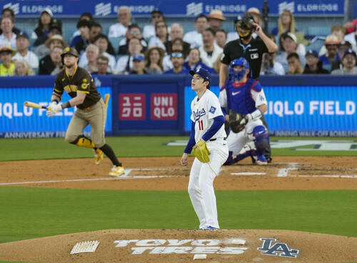 パドレス戦の2回、クロネンワースに3ランを浴びたドジャース・佐々木=ロサンゼルス(共同)