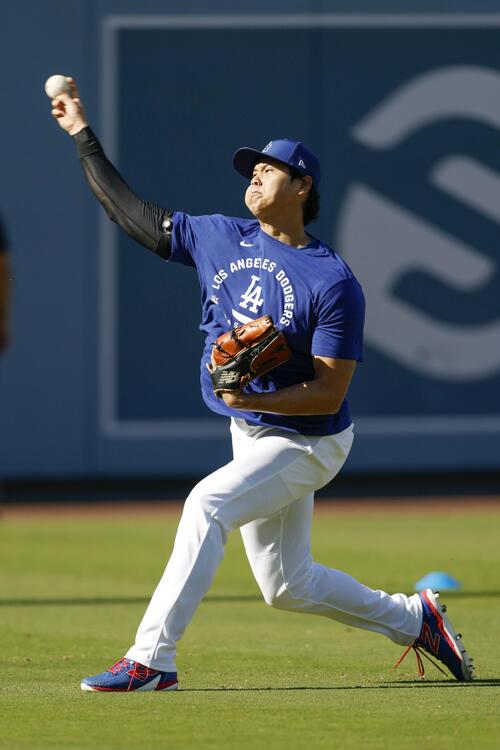 キャッチボールで調整するドジャース・大谷=ロサンゼルス(共同)