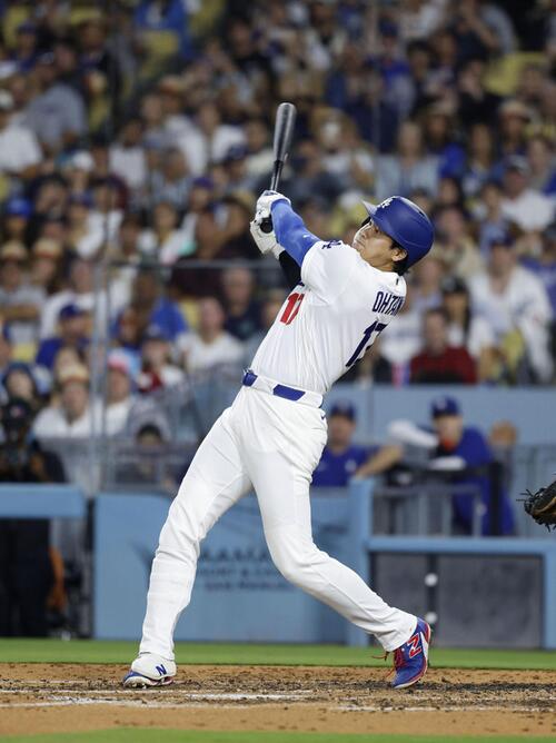 パドレス戦の4回、左飛に倒れたドジャース・大谷=ロサンゼルス(共同)