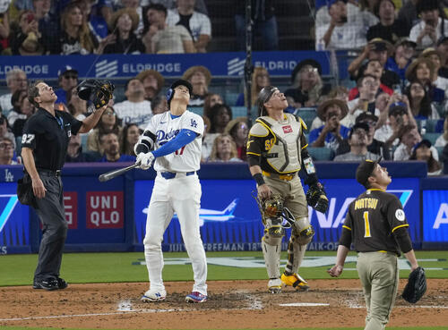 パドレス戦の5回、三邪飛に倒れるドジャース・大谷。投手松井=ロサンゼルス(共同)