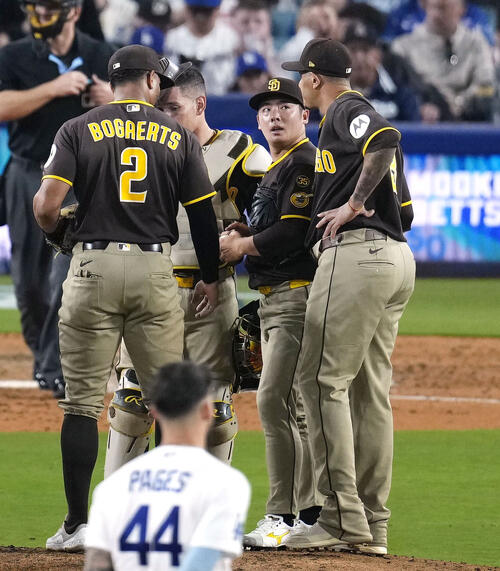 ドジャース戦の5回、マウンドの松井(右から2人目)のもとに集まるパドレスナイン=ロサンゼルス(共同)