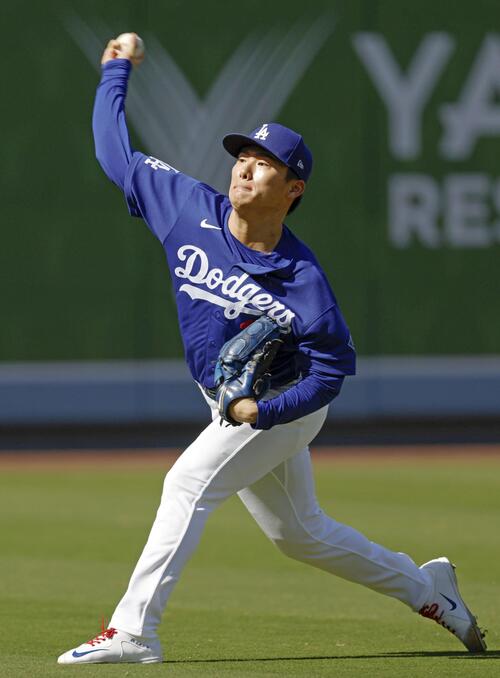 キャッチボールで調整するドジャース・山本=ロサンゼルス(共同)