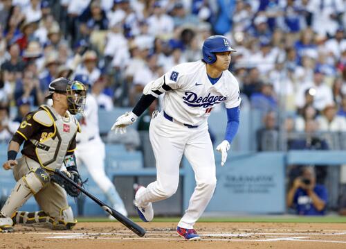 パドレス戦の1回、右前打を放ったドジャース・大谷=ロサンゼルス(共同)