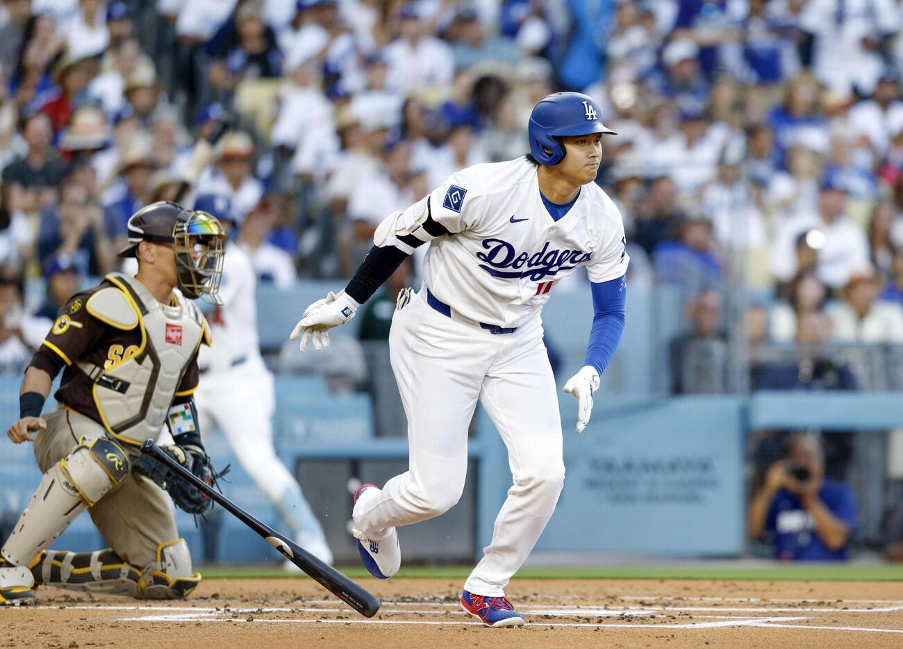 パドレス戦の1回、右前打を放ったドジャース・大谷＝ロサンゼルス（共同）