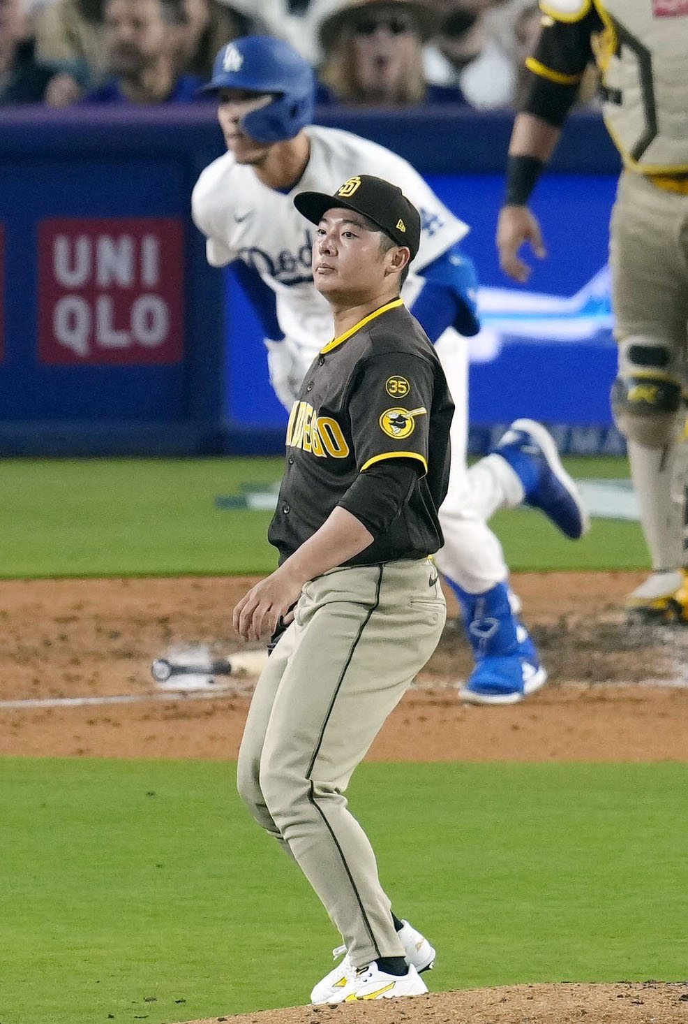 ドジャース戦の5回、エドマン（奥）に適時二塁打を打たれたパドレス・松井＝ロサンゼルス（共同）