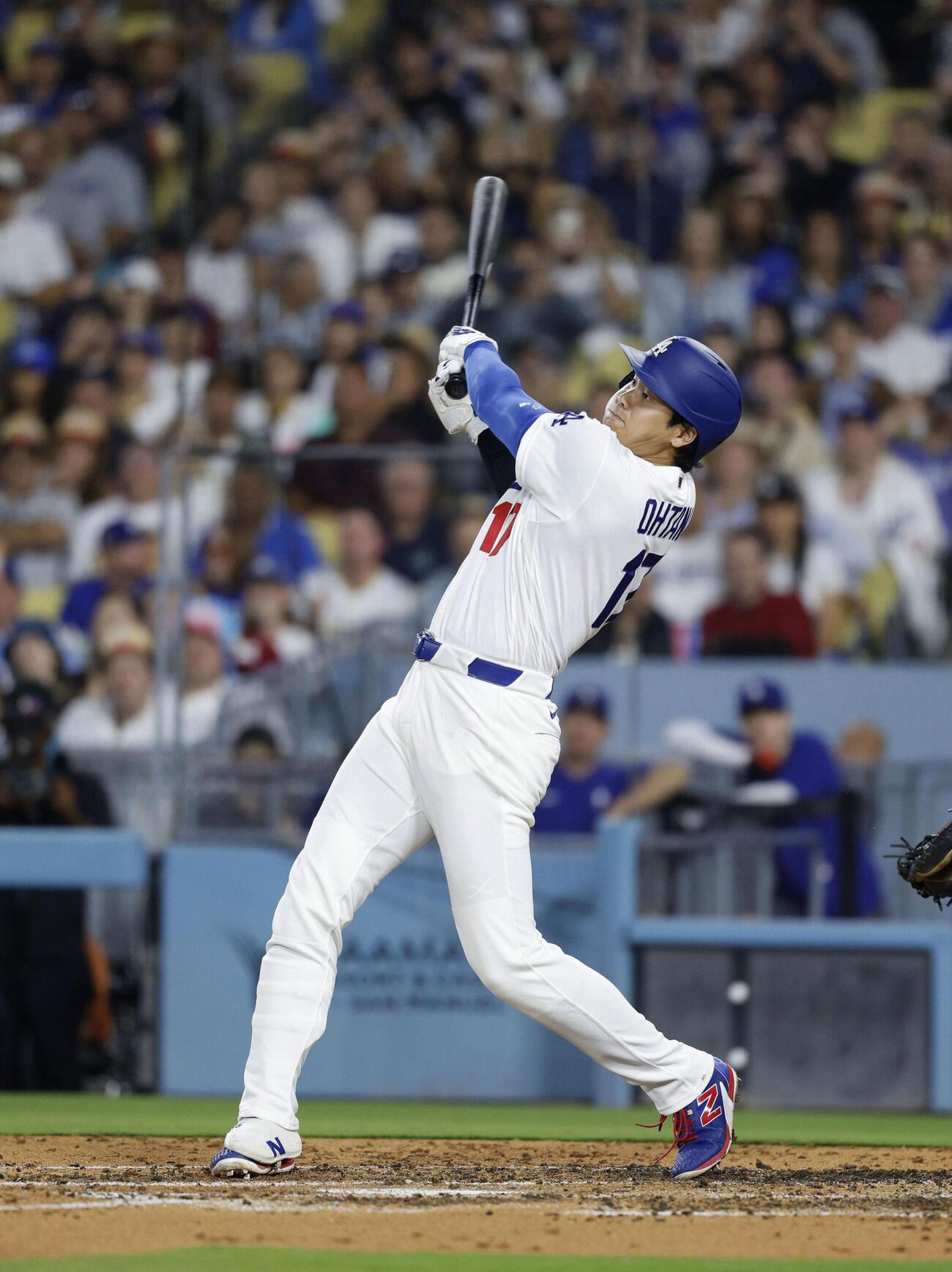 パドレス戦の4回、左飛に倒れたドジャース・大谷＝ロサンゼルス（共同）