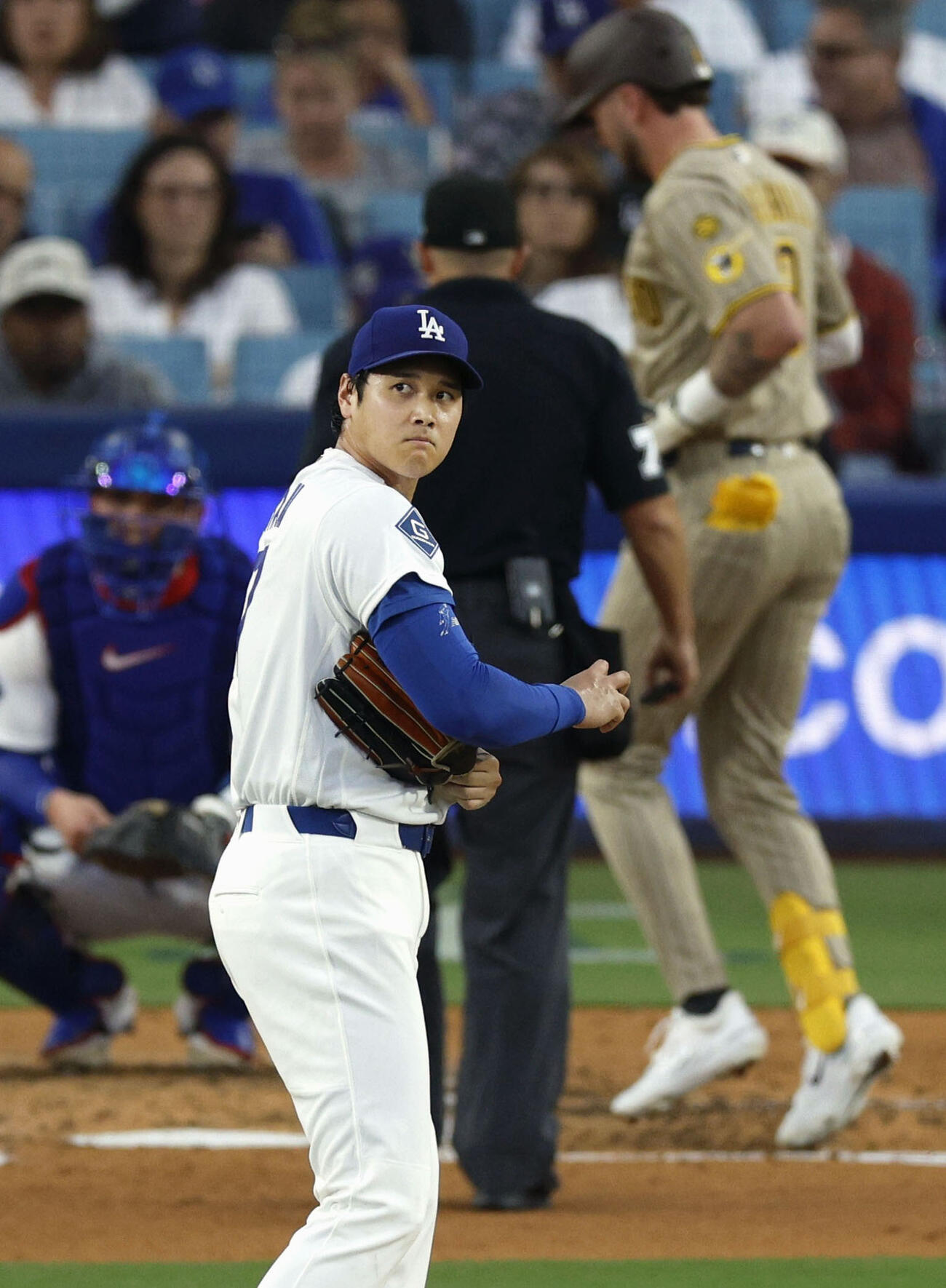パドレス戦の4回、メリル（奥）にソロを浴びたドジャース・大谷＝ロサンゼルス（共同）