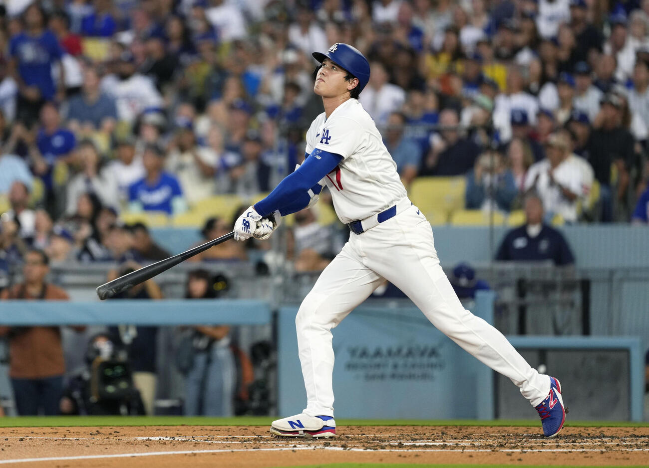パドレス戦の4回、左飛に倒れるドジャース・大谷＝ロサンゼルス（共同）