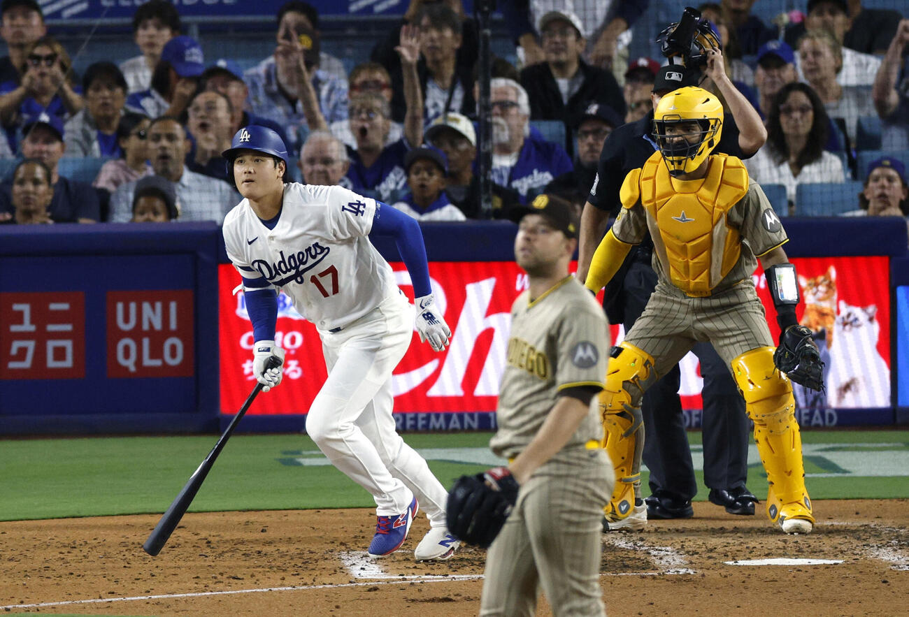 パドレス戦の6回、右飛に倒れるドジャース・大谷。投手キング＝ロサンゼルス（共同）