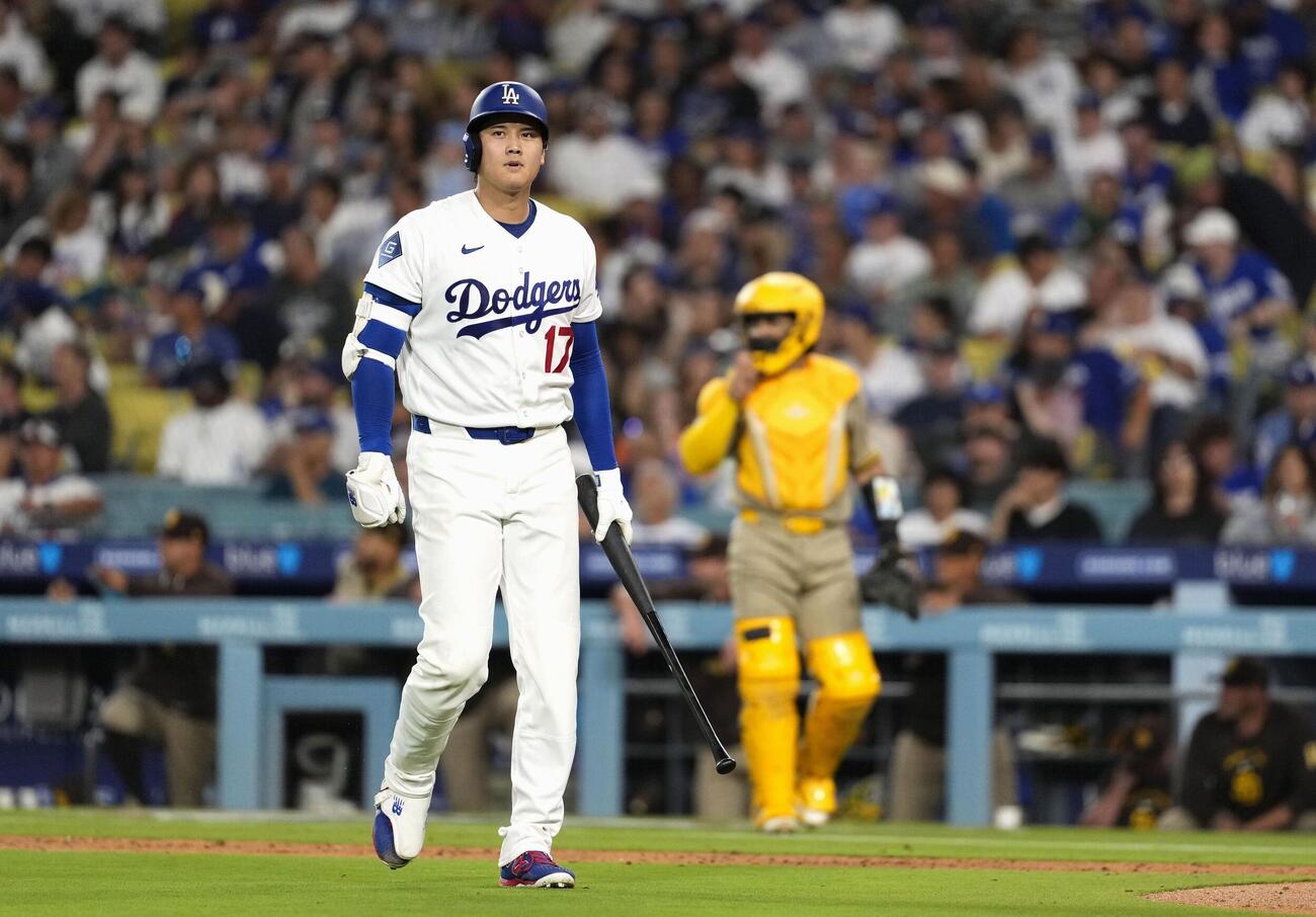 パドレス戦の6回、右飛に倒れたドジャース・大谷＝ロサンゼルス（共同）