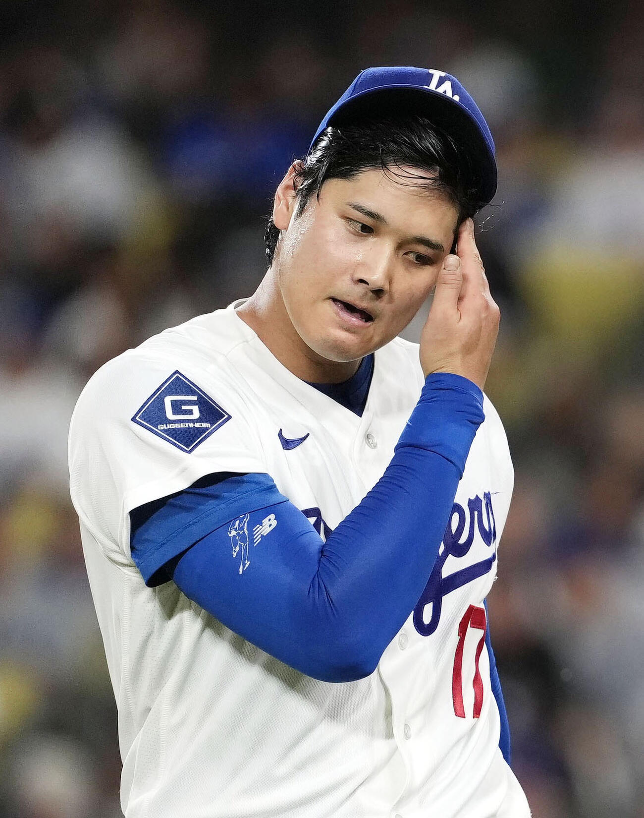パドレス戦の6回を投げ終え、ベンチに戻るドジャース・大谷＝ロサンゼルス（共同）
