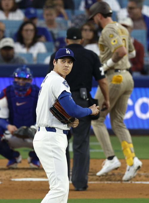 パドレス戦の4回、メリル(奥)にソロを浴びたドジャース・大谷=ロサンゼルス(共同)