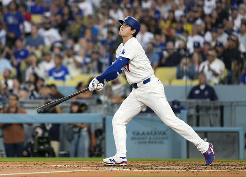 パドレス戦の4回、左飛に倒れるドジャース・大谷=ロサンゼルス(共同)