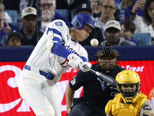 パドレス戦の6回、右飛に倒れるドジャース・大谷=ロサンゼルス(共同)