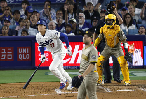 パドレス戦の6回、右飛に倒れるドジャース・大谷。投手キング=ロサンゼルス(共同)
