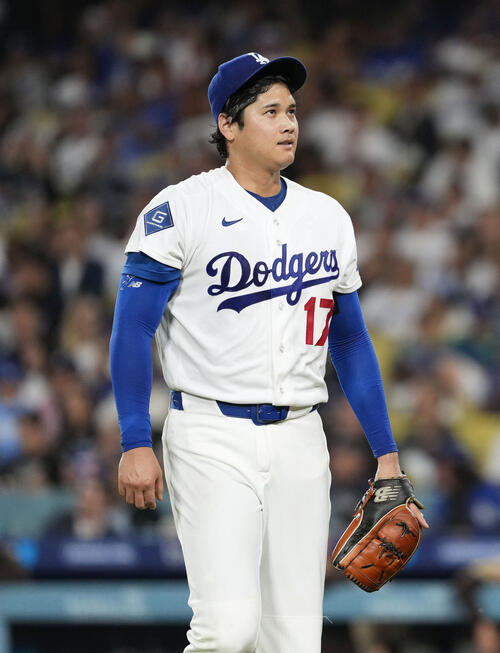 パドレス戦の6回を投げ終え、ベンチに戻るドジャース・大谷=ロサンゼルス(共同)