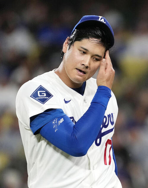 パドレス戦の6回を投げ終え、ベンチに戻るドジャース・大谷=ロサンゼルス(共同)