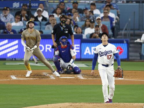 パドレス戦の4回、メリル(奥)にソロを浴びたドジャース・大谷=ロサンゼルス(共同)