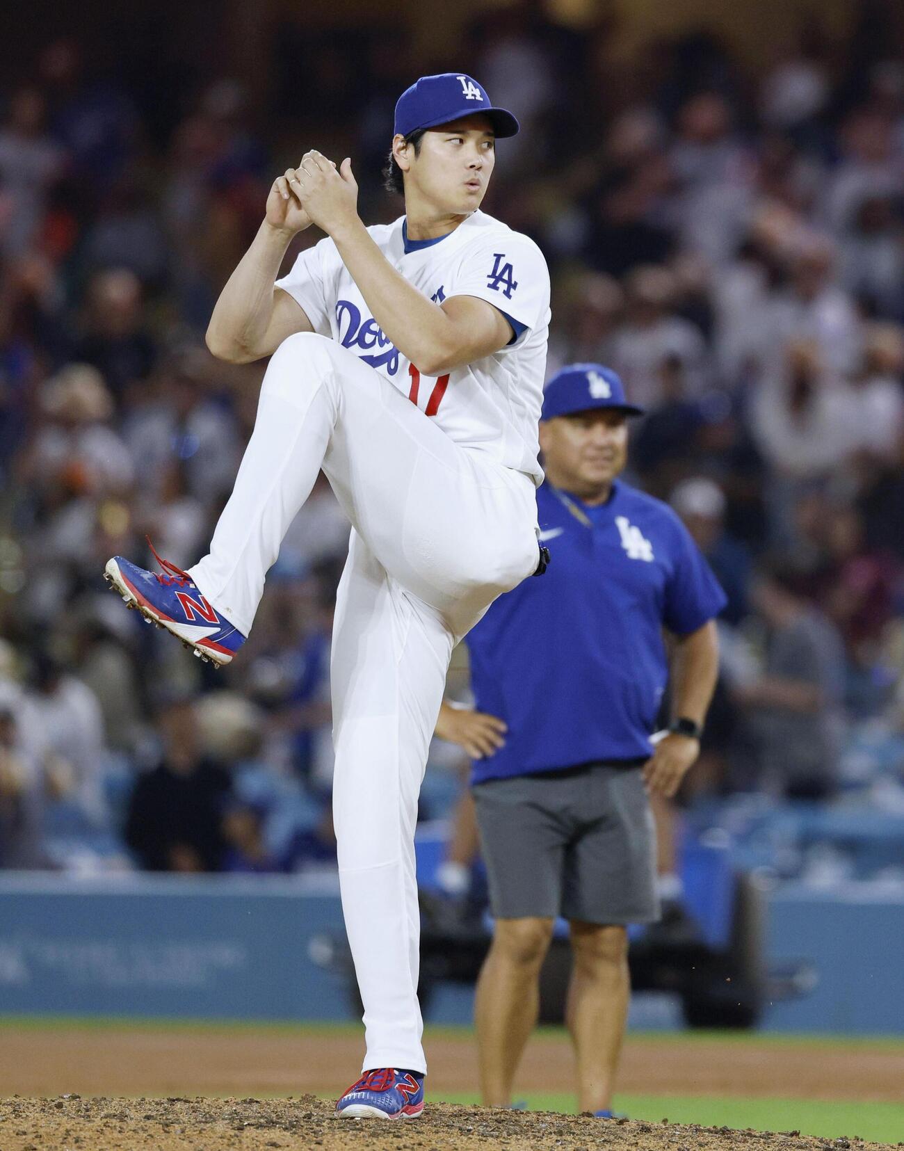 26年7月3日　試合後、マウンドで投球動作を確認するドジャース大谷（共同）