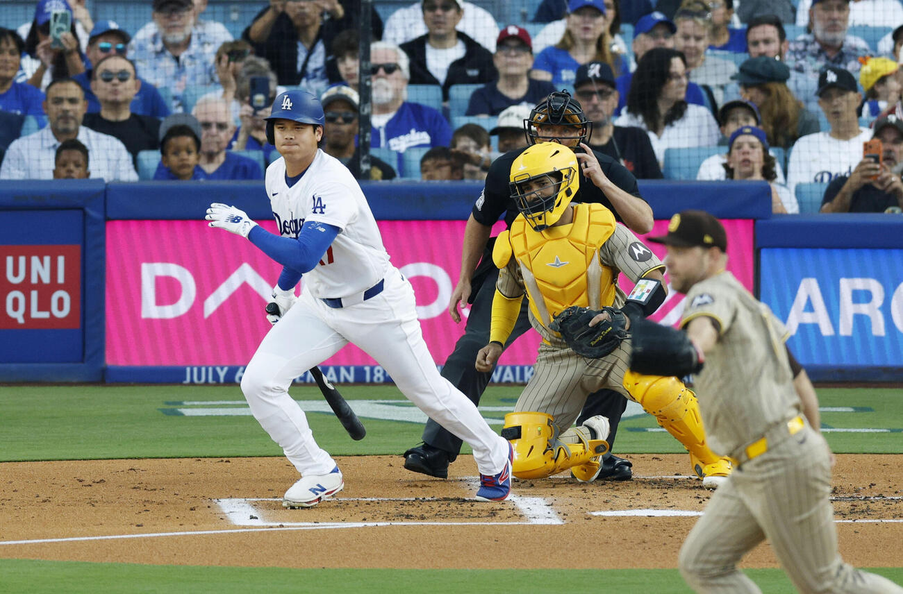 パドレス戦の1回、二ゴロに倒れるドジャース・大谷＝ロサンゼルス（共同）