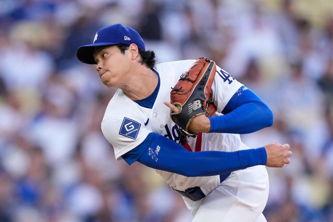 パドレス戦で力投するドジャース大谷翔平（AP）
