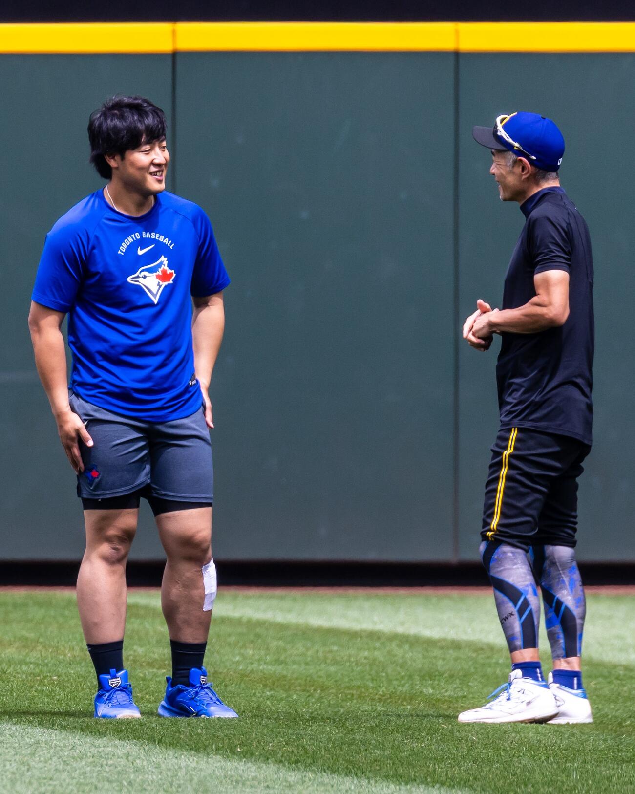 イチロー氏と談笑する岡本和真（ブルージェイズの公式Xから）