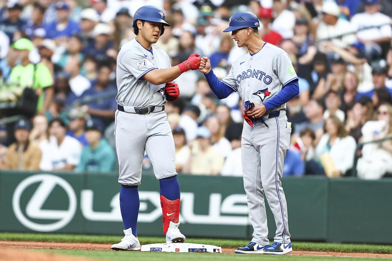 マリナーズ戦の3回、左前打を放ったブルージェイズ・岡本（左）＝シアトル（ゲッティ＝共同）
