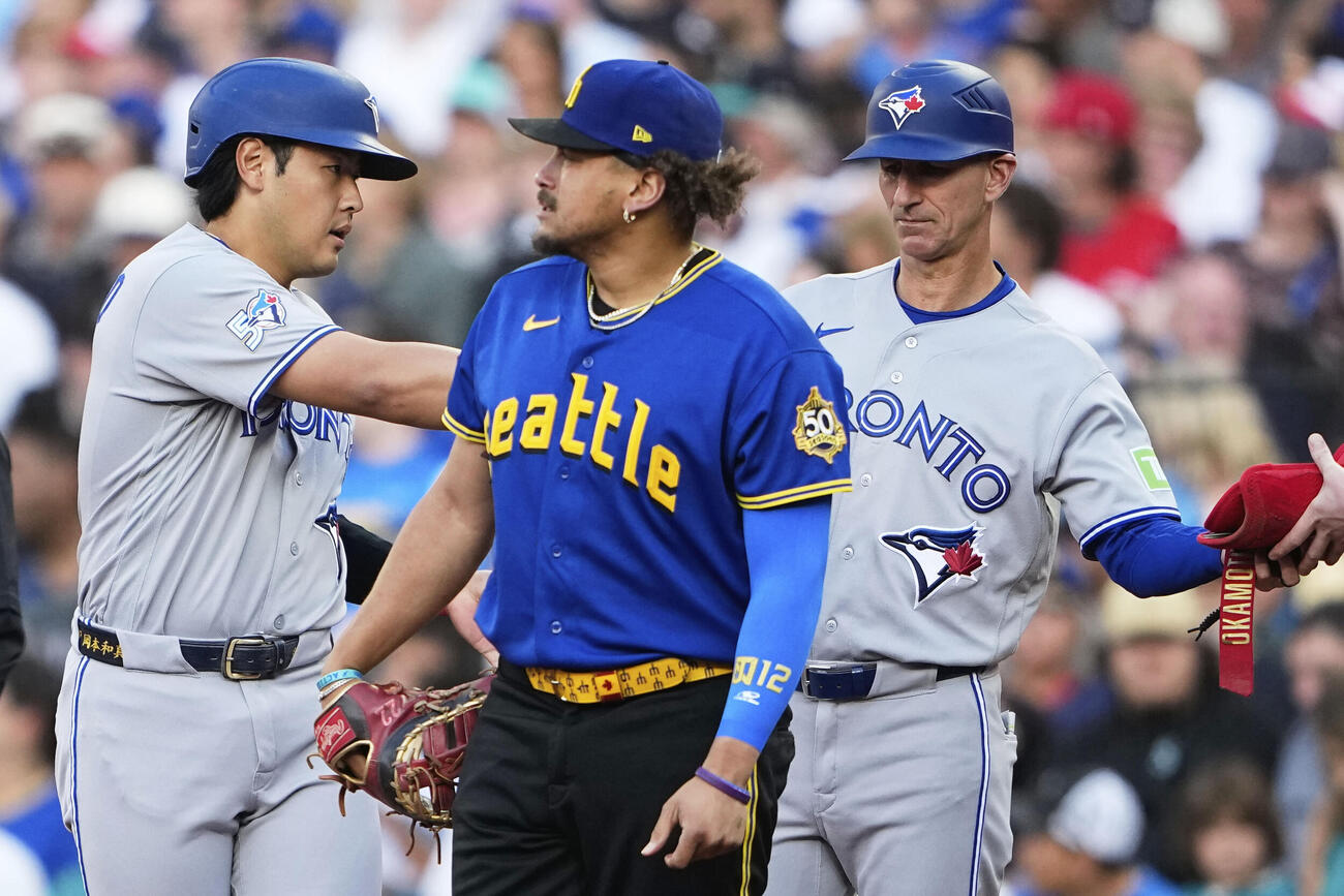 マリナーズ戦の1回、相手失策で出塁したブルージェイズ・岡本（左）＝シアトル（AP＝共同）