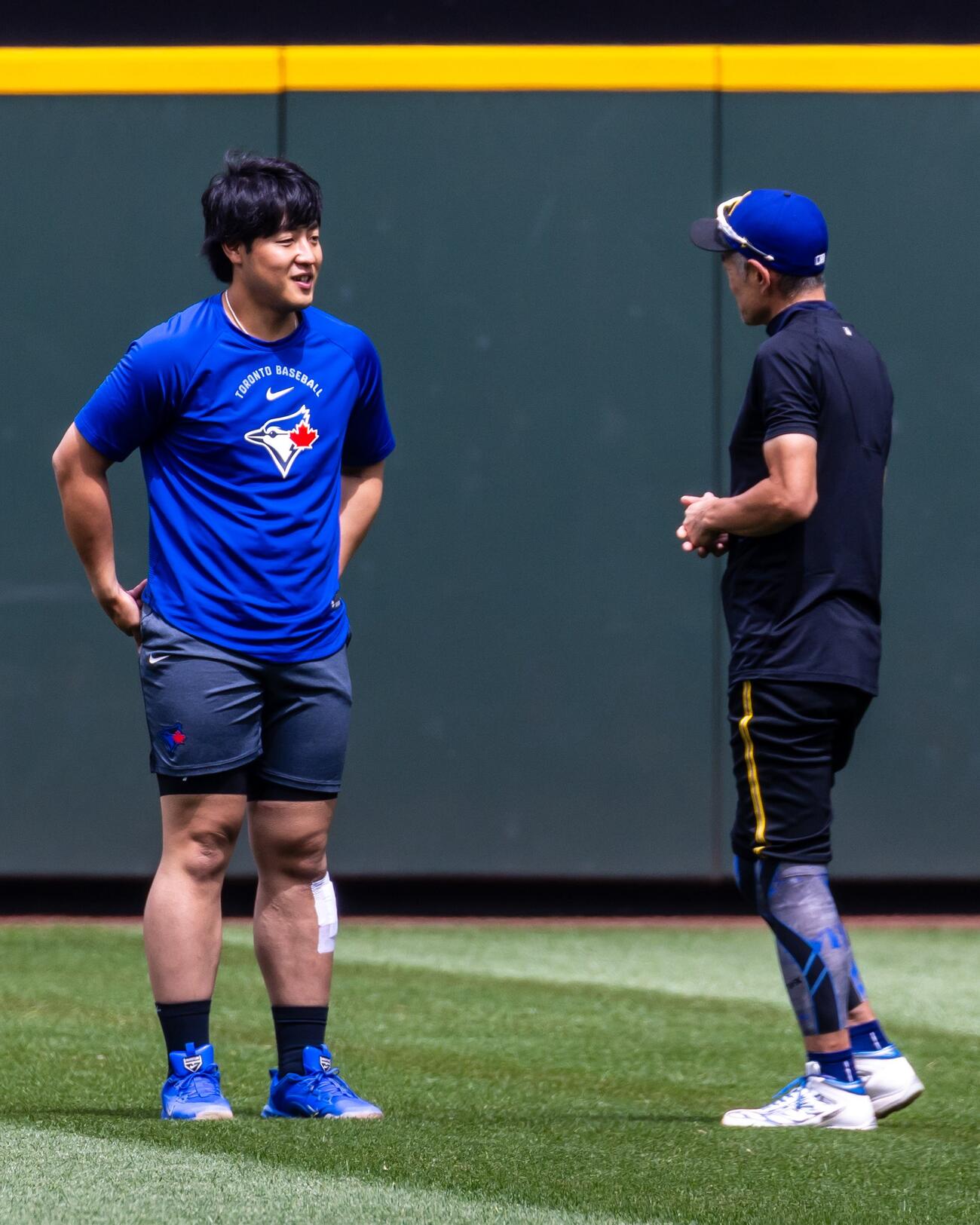 イチロー氏と談笑する岡本和真（ブルージェイズの公式Xから）