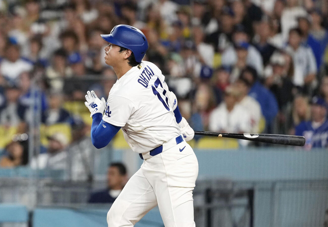 パドレス戦の6回、右飛に倒れるドジャース・大谷＝ロサンゼルス（共同）