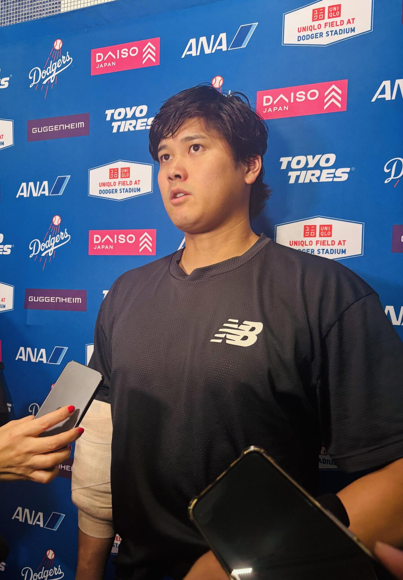 試合後にメディア対応を行う大谷