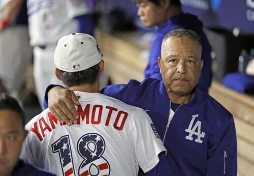 パドレス戦に先発し、7回を無失点で投げ終え、ロバーツ監督に迎えられるドジャース山本(共同)