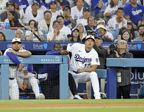 パドレス戦をベンチから見るドジャース・大谷(右)=ロサンゼルス(共同)