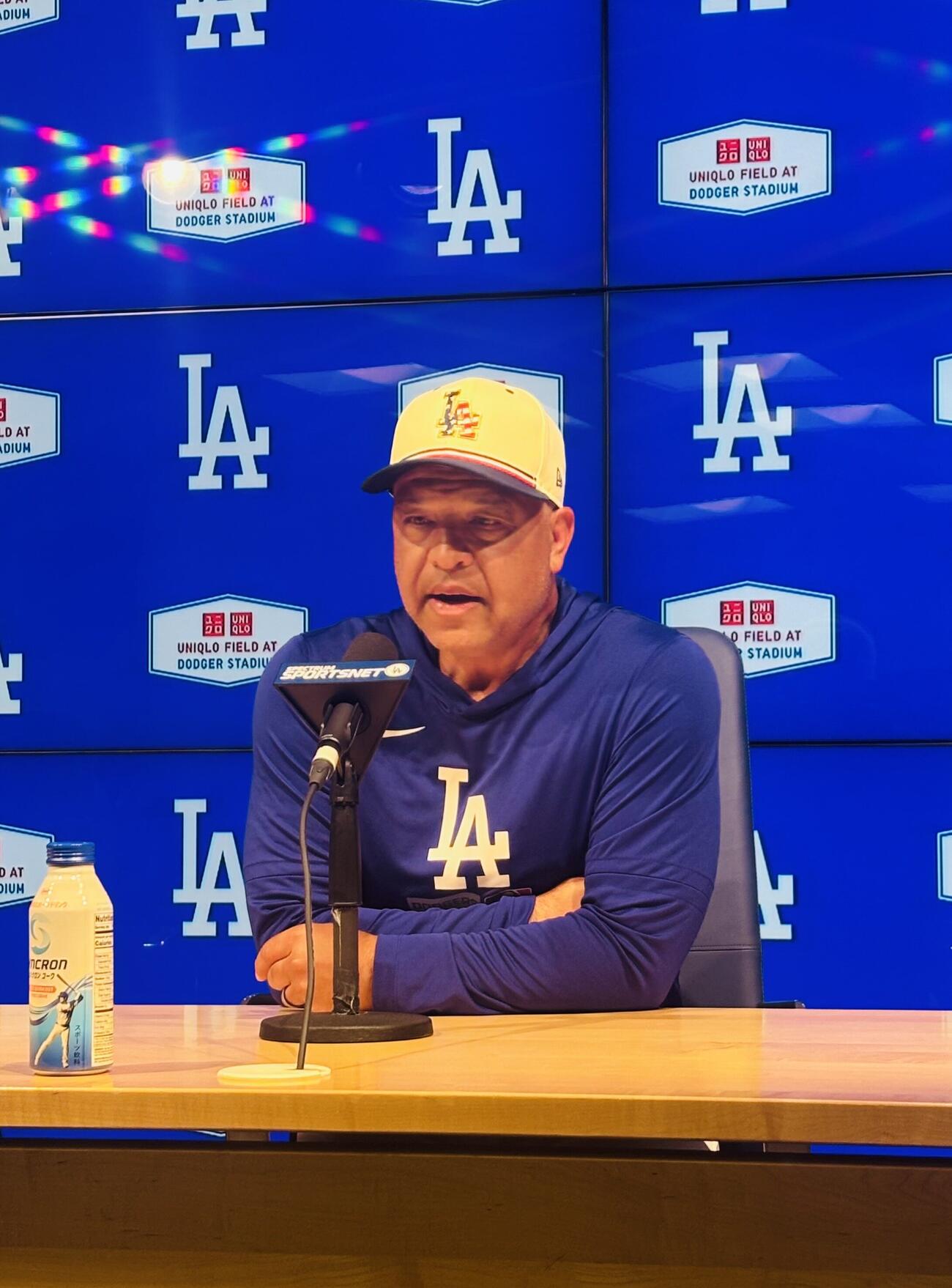 7月4日の独立記念日仕様の帽子を被り試合前の会見を行ったドジャースのデーブ・ロバーツ監督