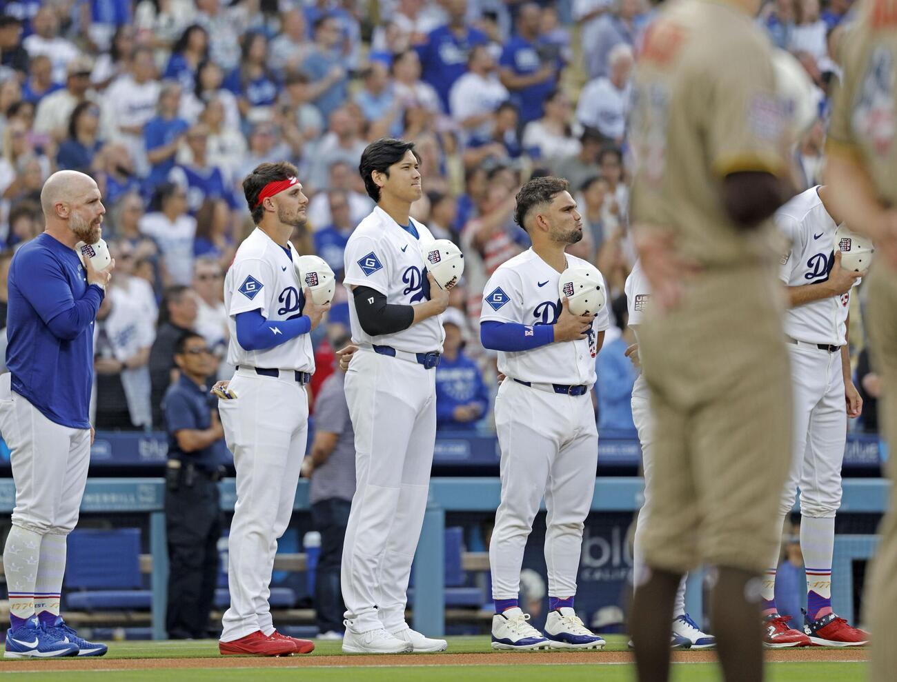 試合前、国歌斉唱で並ぶドジャース・大谷（左から3人目）＝ロサンゼルス（共同）