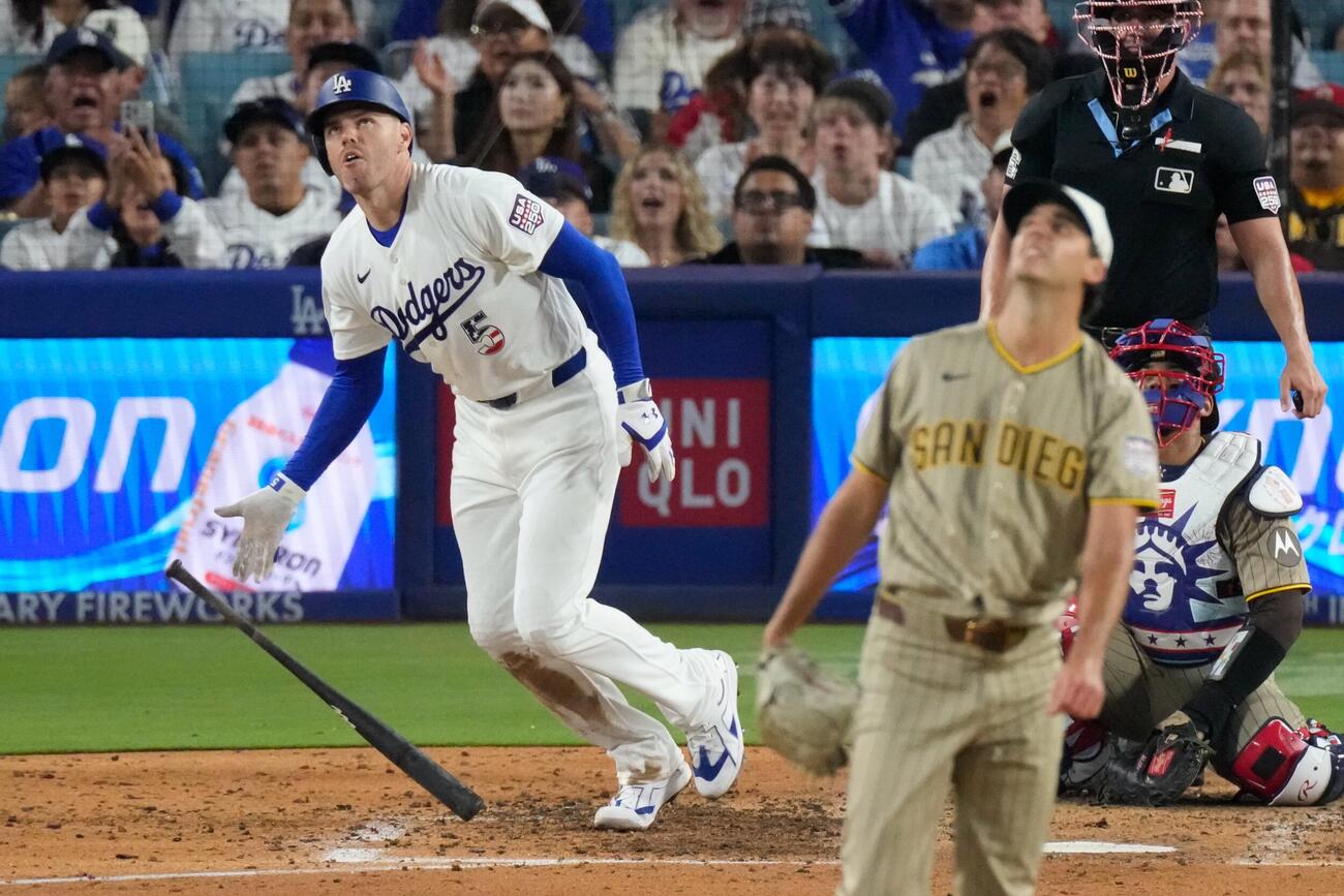 6回裏、ドジャースのフレディ・フリーマンに本塁打を浴びるパドレスのハート (AP)