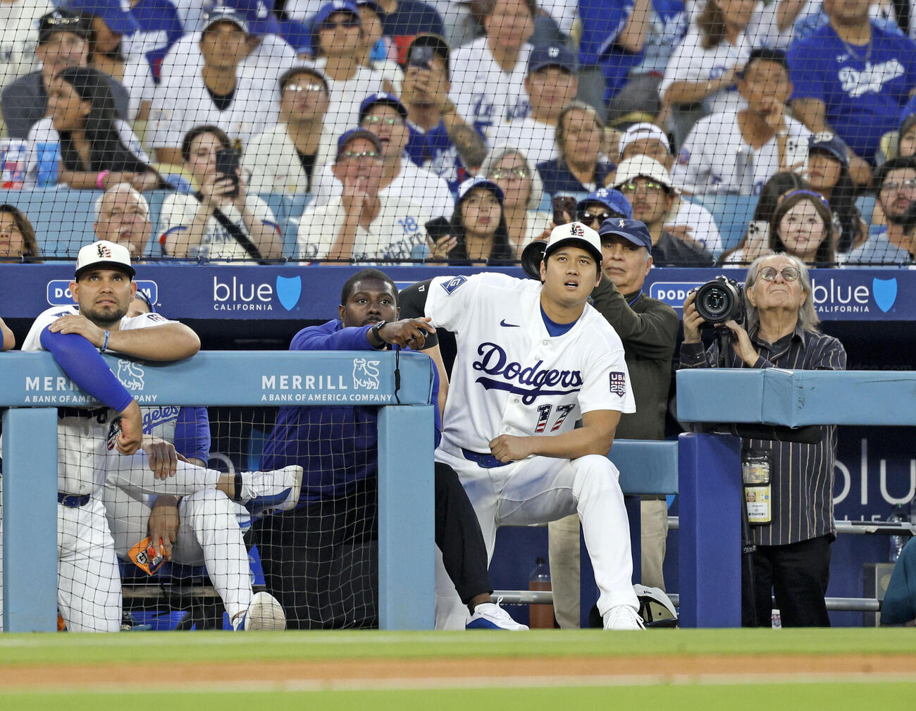 パドレス戦をベンチから見るドジャース・大谷（右）＝ロサンゼルス（共同）