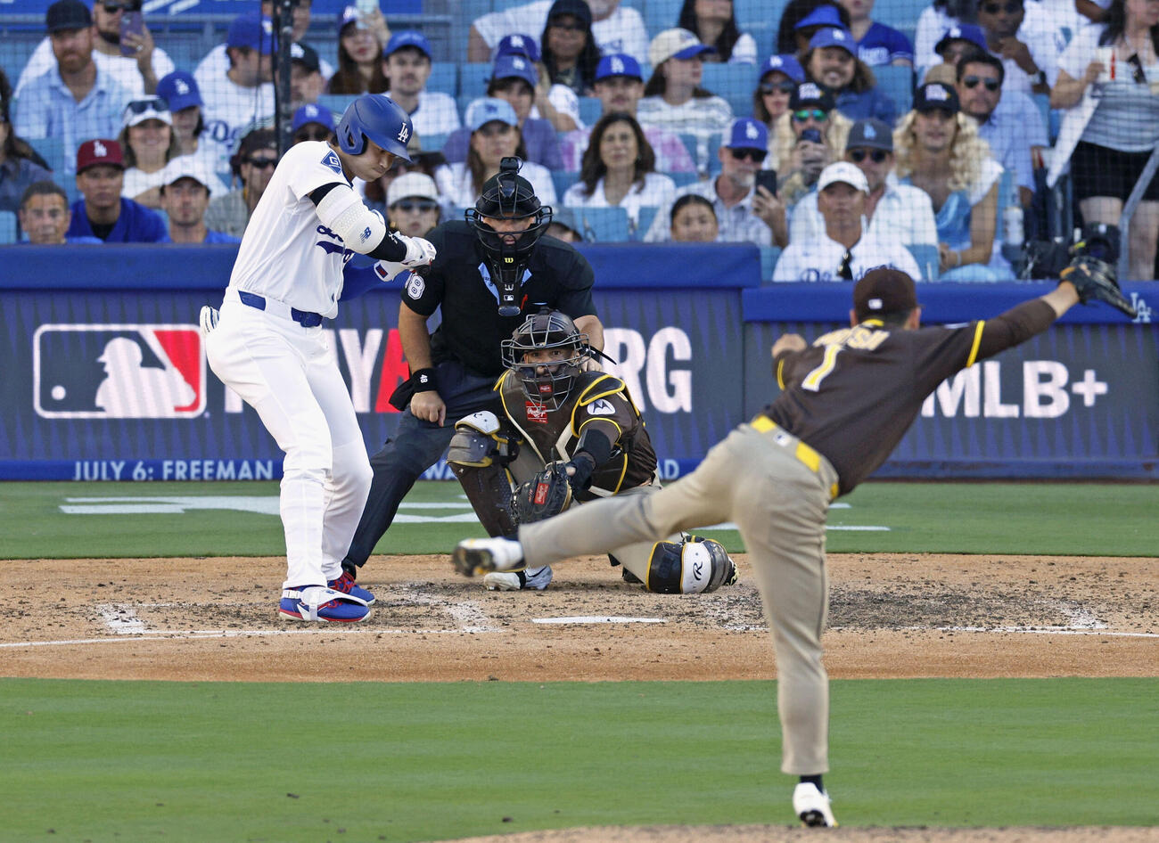 パドレス戦の6回、四球を選ぶドジャース・大谷。投手松井＝ロサンゼルス（共同）