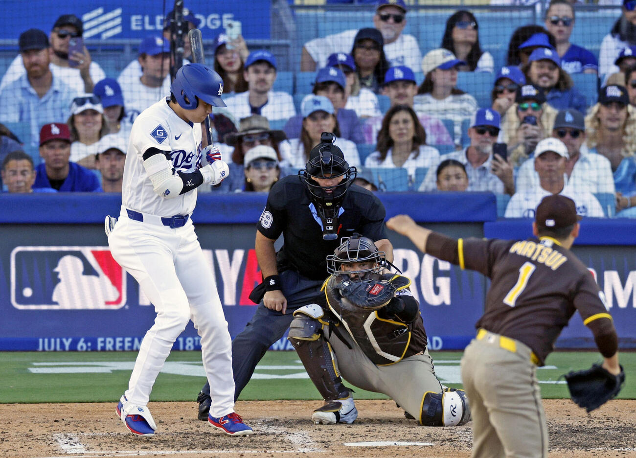 パドレス戦の6回、四球を選ぶドジャース・大谷。投手松井＝ロサンゼルス（共同）