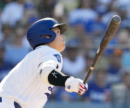 パドレス戦の3回、右飛に倒れるドジャース・大谷=ロサンゼルス(共同)