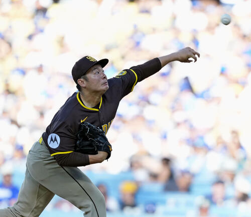 ドジャース戦の6回に登板したパドレス・松井＝ロサンゼルス（共同）