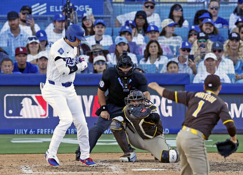 パドレス戦の6回、四球を選ぶドジャース・大谷。投手松井＝ロサンゼルス（共同）