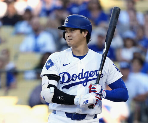 パドレス戦の6回、内角高めの球を投じた投手松井を見つめるドジャース・大谷＝ロサンゼルス（共同）