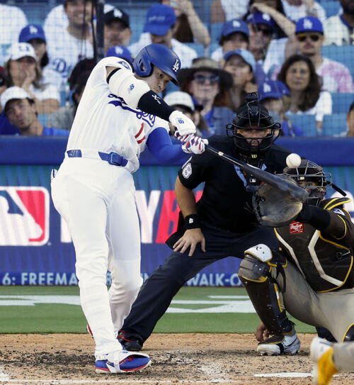 パドレス戦の7回、中前に適時打を放つドジャース・大谷＝ロサンゼルス（共同）