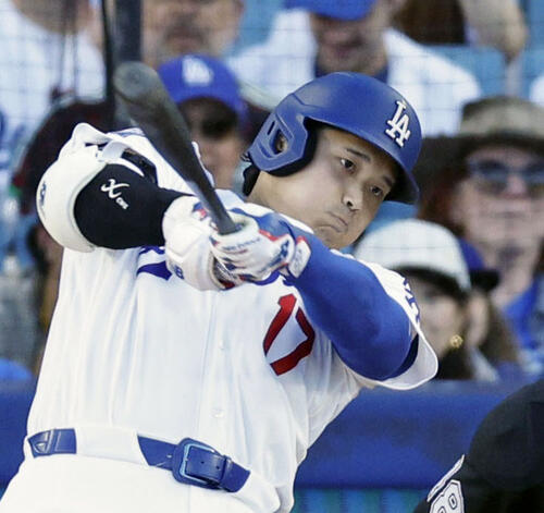 パドレス戦の7回、中前に適時打を放つドジャース大谷翔平（共同）