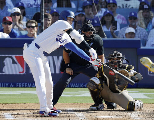 パドレス戦の3回、右飛に倒れるドジャース・大谷=ロサンゼルス(共同)