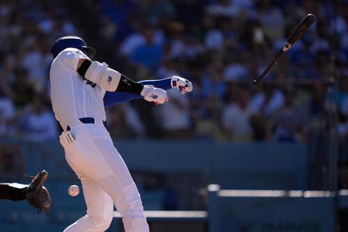 パドレス戦3回の打席、バットがすっぽ抜けるドジャース大谷翔平(AP)